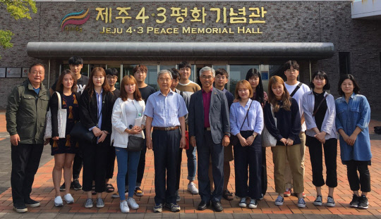 상명대학교 특성화사업단(주진오 단장) K-컬처는 지난 19일부터 21일까지 제주도에서 진로취업아카데미를 실시했다고 밝혔다. 고학년 위주로 진행된 이번 행사는 학생들의 취업희망 분야를 사전에 파악하고 제주도 다양한 직종의 업체를 탐방하는 기회를 가졌다. 상명대 제공